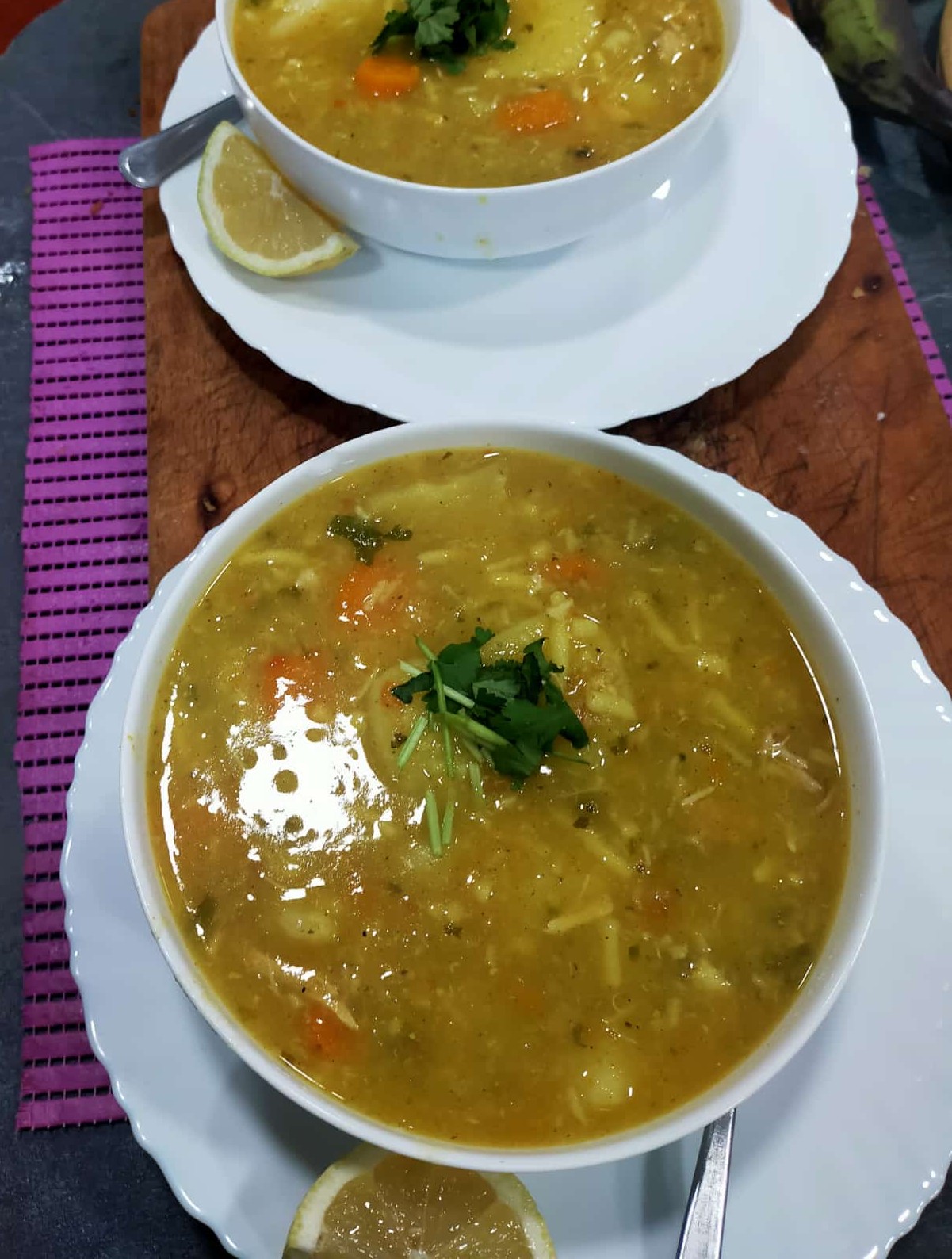 2 delicisos boles de nutritiva sopa de pollo .
